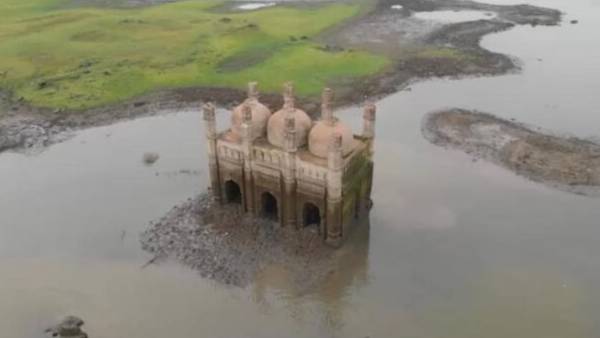 डैम किनारे पहुंच कर लोग कर रहे दीदार