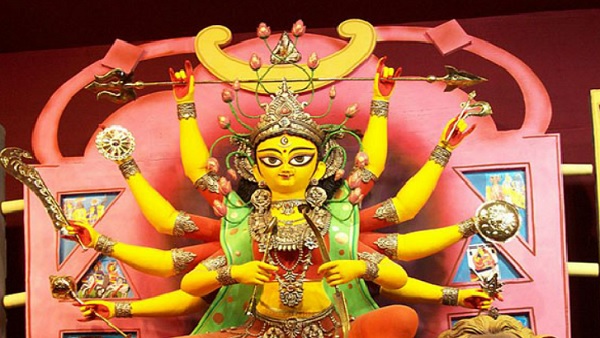 लोगों को लुभाता पंडाल का थीम लोगों को लुभाता पंडाल का थीम