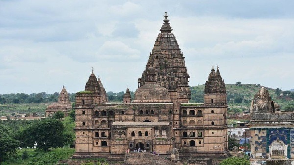 ‘चतुर्भुज मंदिर' विश्वप्रसिद्ध मंदिर है, ‘चतुर्भुज मंदिर' विश्वप्रसिद्ध मंदिर है, भगवान श्री विष्णु की स्थापना कराई गई 