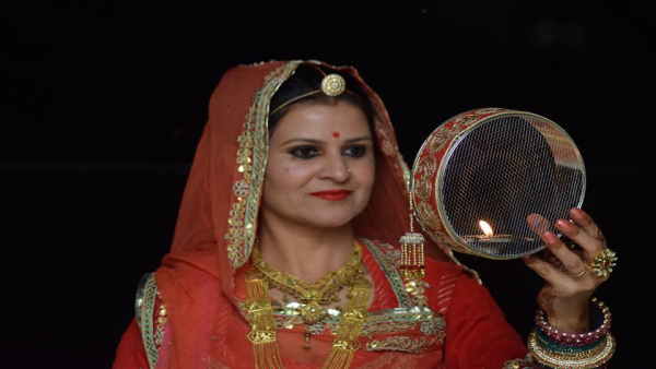 झुंझुनू में ट्रैक्टर से खेत जोतती थी मंजुला