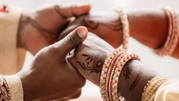 ट्रांस-कम्युनिटी के सदस्यों के बीच हुई शादी