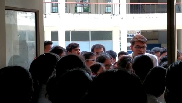 एमबीबीएस छात्रों से अभद्रता कराई