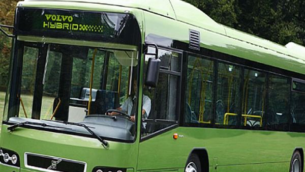 बस से उतरा कपल