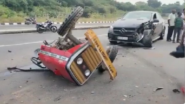  मर्सिडीज से टक्कर से ट्रैक्टर सड़क पर बिखरा