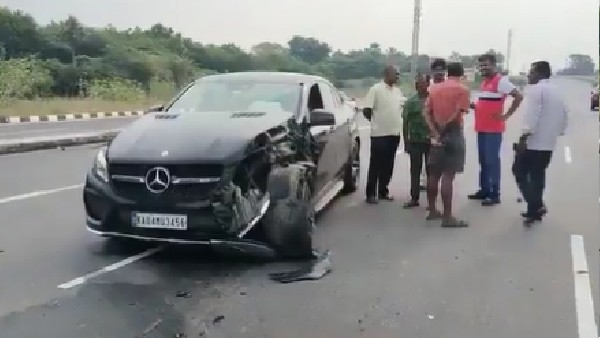 कार को थोड़ा नुकसान, ट्रैक्टर पूरी तरह तबाह