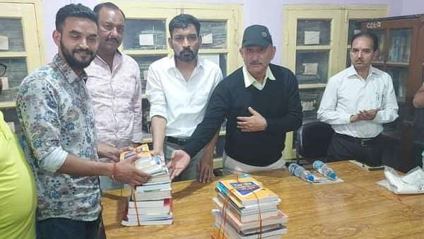 किताब के अलावा कोई गुलदस्ता या अन्य कोई उपहार न दिया जाए