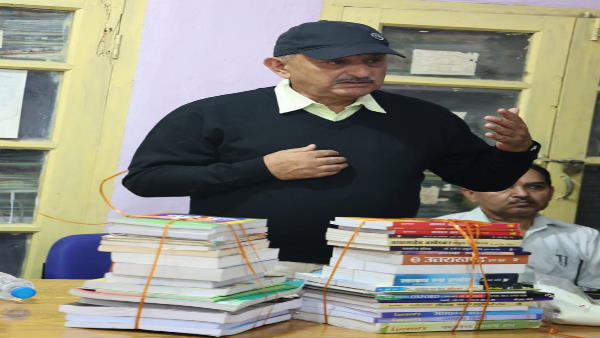 पुस्तकालयों को 3500 पुस्तकें भेंट की