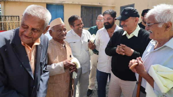 उन्हें गुलदस्तों के बजाय पुस्तक भेंट करें 