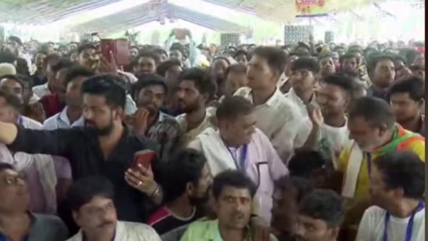 चीतों के स्वागत में खड़े होकर बजाई सभी ने तालियां