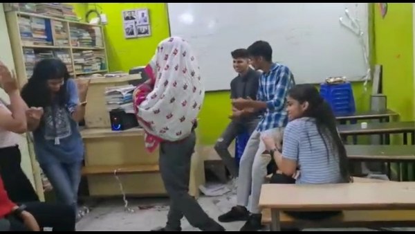 बच्चों ने बना लिया शिक्षक के डांस का वीडियो