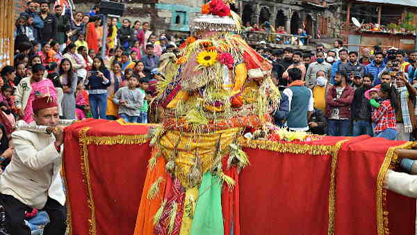 त्यौहार के पीछे एक इतिहासिक घटना त्यौहार के पीछे एक इतिहासिक घटना