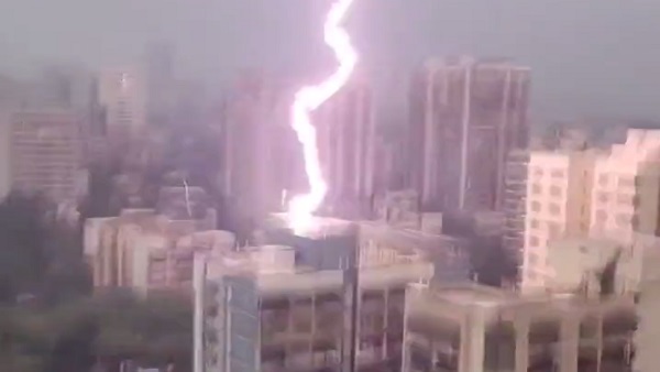 कैमरा पकड़ा हुआ आदमी कांपना लगता है...