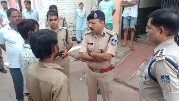 लाश की सूचना पर मौके पर पहुंची पुलिस