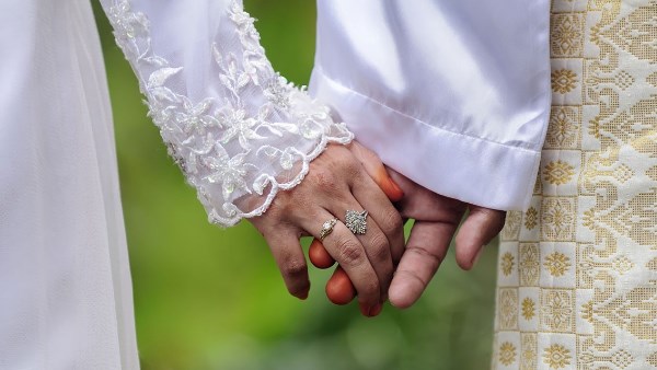 हिंदू और मुस्लिम लोगों की मौजूदगी में हुई शादी