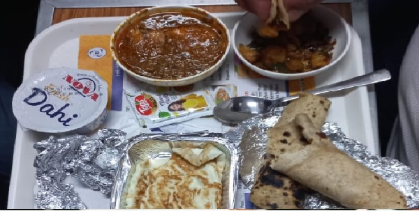 गुवाहाटी से दीमापुर जाते समय दिए गए खाने का है वीडियो