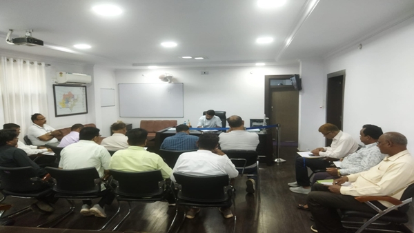 कमिश्नर धड़ाधड़ कर रहे सस्पेंड कमिश्नर धड़ाधड़ कर रहे सस्पेंड