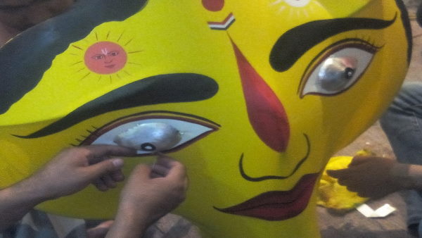 समापन के साथ इन मूर्तियों का विसर्जन कर दिया जाता