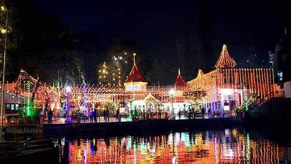 नैनीताल में नैनी झील के उत्त्तरी किनारे पर नैना देवी मंदिर