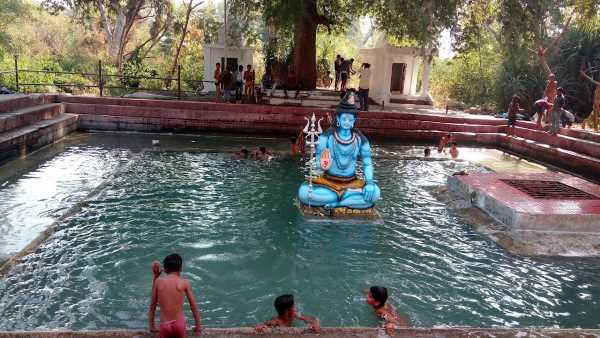 धार्मिक स्थल है नर्मदा धाम और कबीर टेकरी