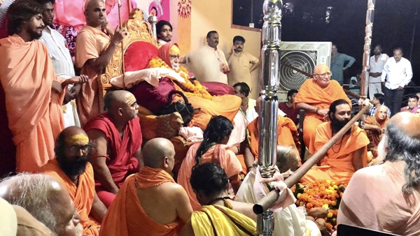 स्वरूपानंद सरस्वती के लाखों अनुयायी 