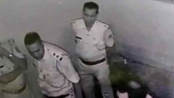 आधी रात के करीब दो घंटे बाद पुलिस वालों को किया गया रिहा