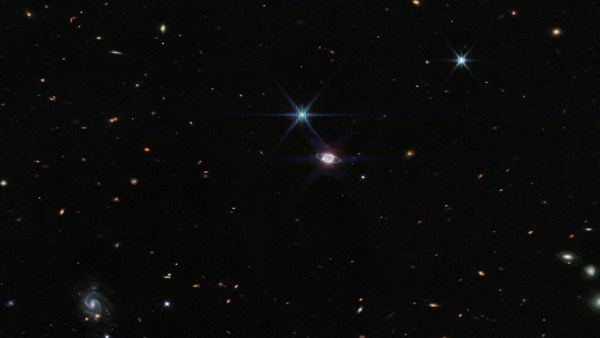 चारों ओर दिखे चंद्रमा के शेप के 6 डॉट्स चारों ओर दिखे चंद्रमा के शेप के 6 डॉट्स