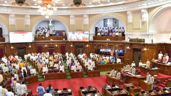 कनाडा में ओम बिड़ला ने की थी यूपी की सराहना 