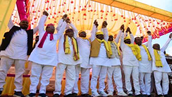 जन समर्थन से बनती बिगड़ती हैं सरकारें