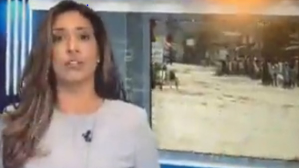 मक्‍खी निगलने के बाद भी नहीं रुकी और पढ़ती रही न्‍यूज 