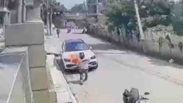 CCTV में कैद हुई मर्सिडीज कार में आग लगाने की घटना