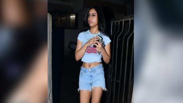 मुंबई के जुहू में स्पॉट की गई न्यासा