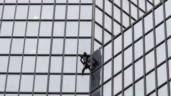 187 मीटर ऊंची इमारत पर चढ़े एलन