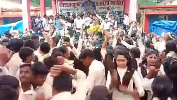 अश्लील गीतो पर छात्र-छात्राओं ने लगाए ठुमके