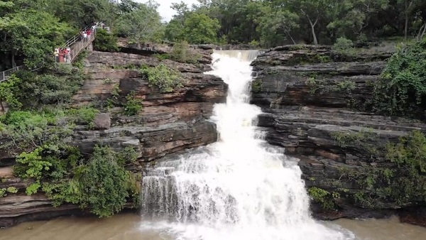 पाण्डव वाटरफाॅल 30 मीटर से नीचे गिरता है 