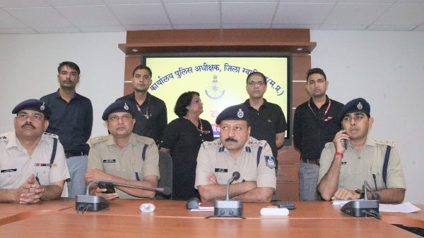 अन्य लोगों से हुई मुलाकात तो मालूम चला ठगी का तरीका अन्य लोगों से हुई मुलाकात तो मालूम चला ठगी का तरीका