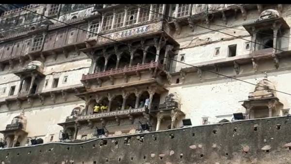 राजा वीरदेव सिंह ने बनवाया था यह महल