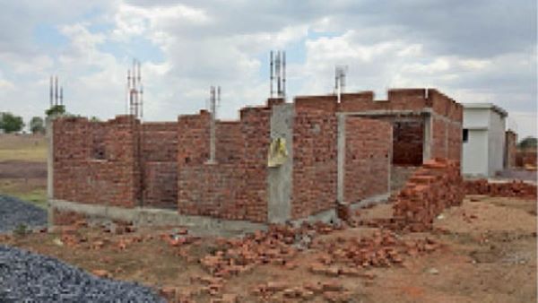 चार साल से निर्माण कार्य अधूरा
