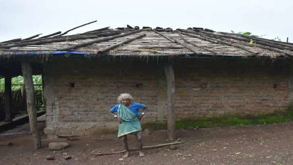 खपरैल व बांस के झोपड़ियों में रहने मजबूर