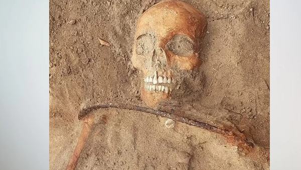 गले के पास ब्लेड