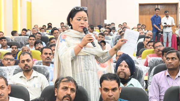 स्कूल वैन को स्कूल कॉम्पलैक्स में ही पार्क किया जाए