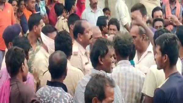 अक्रोशित ग्रामीण ने की आरक्षक को बनाया बंधक