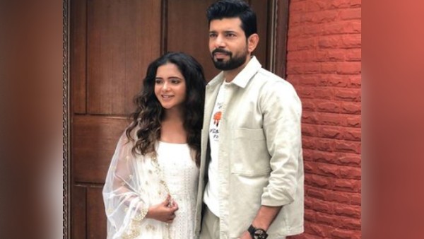 विनीत कुमार सिंह के साथ पूजा पांडे 