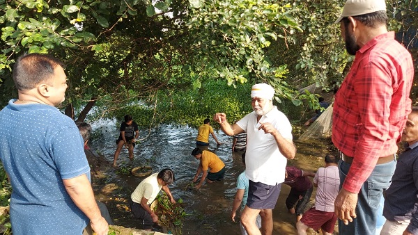 मंत्री प्रहलाद पटेल मंत्री प्रहलाद पटेल दमोह में तालाब के गंदे पानी में उतरकर उसकी सफाई करते नजर आ रहे हैं