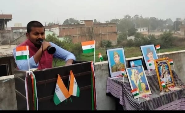 दुकान पर अखबार की जगह रखी किताबें दुकान पर अखबार की जगह रखी किताबें