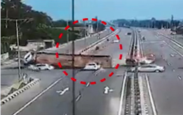 Punjab: a big trolla overturned on jalandhar highway, many people lost lives