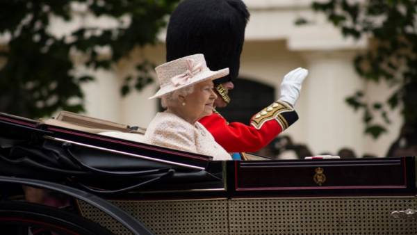 पर्यटकों ने पूछा आप महारानी से मिली हैं