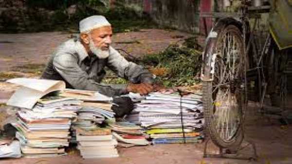 10 रुपये में कबाड़ी को बेचे दस्तावेज