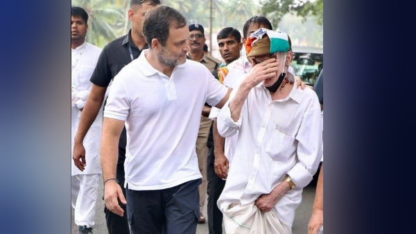 राहुल गांधी से मिलते ही रो पड़ते हैं बुजुर्ग