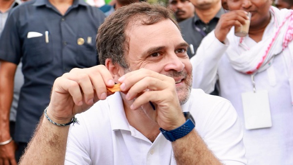 पहली महिला बस ड्राइवर से मिले राहुल गांधी 