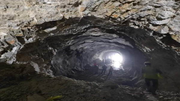 126 किमी लंबी रेल परियोजना में 105 किलोमीटर लाइन सुरंगों के अंदर से 